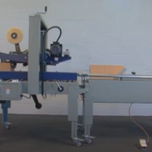 Formeuse de caisse semi-automatique FLEX BOX reliée à une scotcheuse carton, avec la pédale