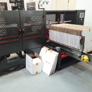 Formeuse de caisse automatique AUTOBOX avec table horizontale chargée de découpes à plat